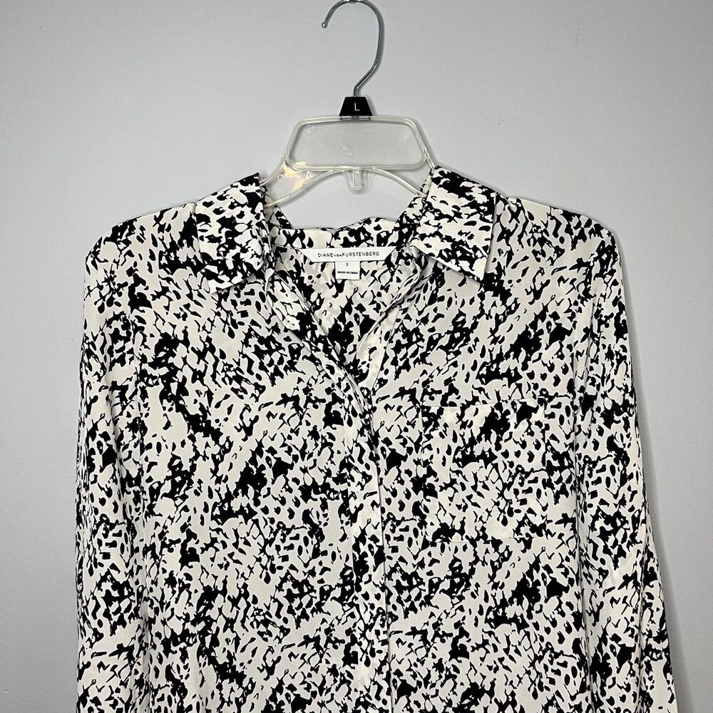 Diane von Furstenberg Women's Silk‎ Button Down Blouse Size 2 Small Snake Print - Picture 3 of 6
